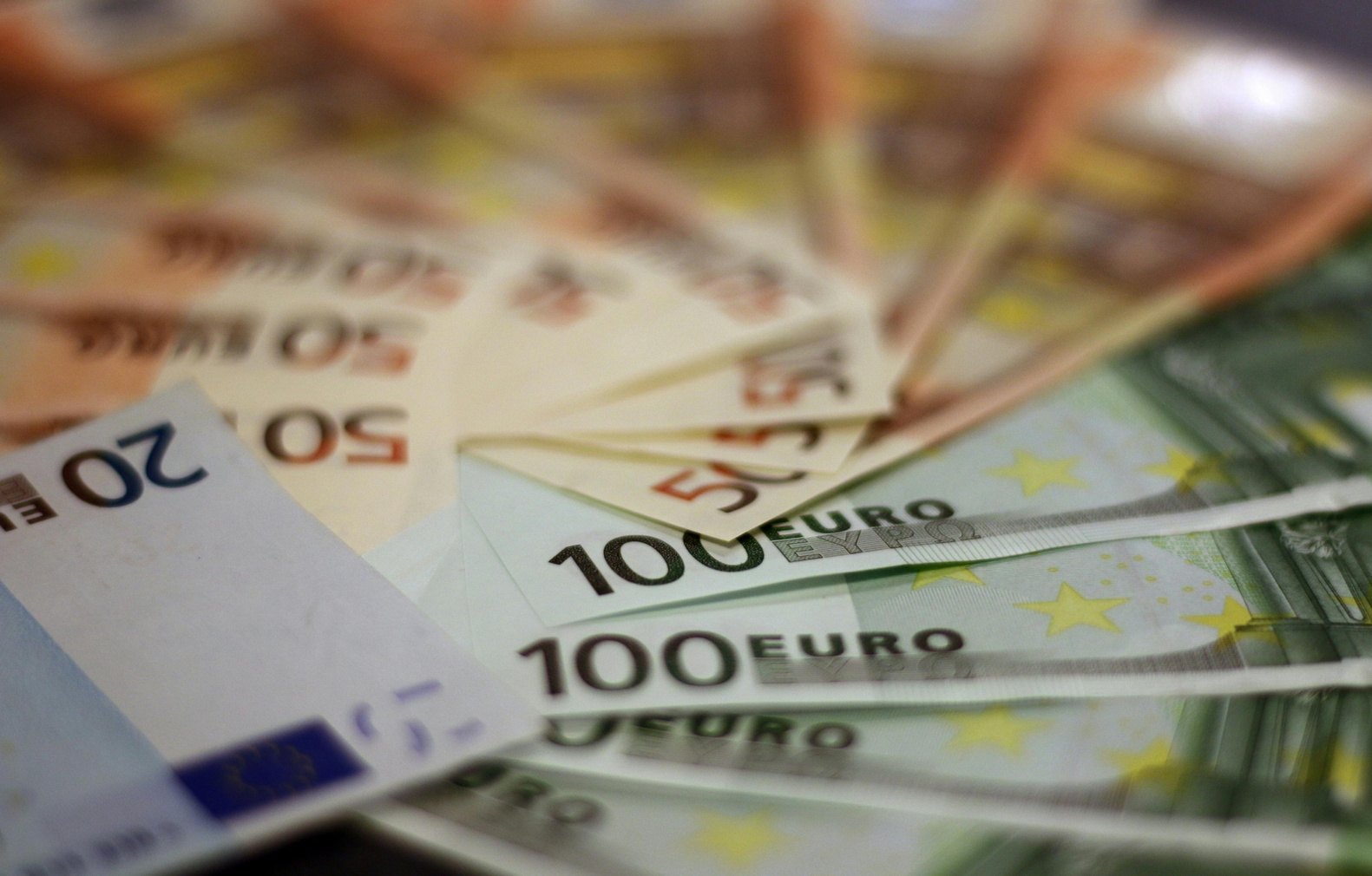 Dollar per Euro exchange rate from March 14 to April 13, 2025, showing depreciation of the US dollar